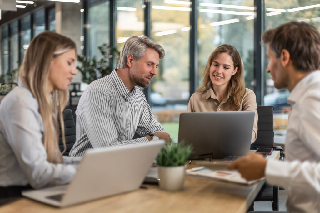 HR-Team bespricht den Einsatz von KI am ArbeitsplatzHR-Team bespricht den Einsatz von KI im RecruitingHR-Team bespricht den Einsatz von KI im Recruiting