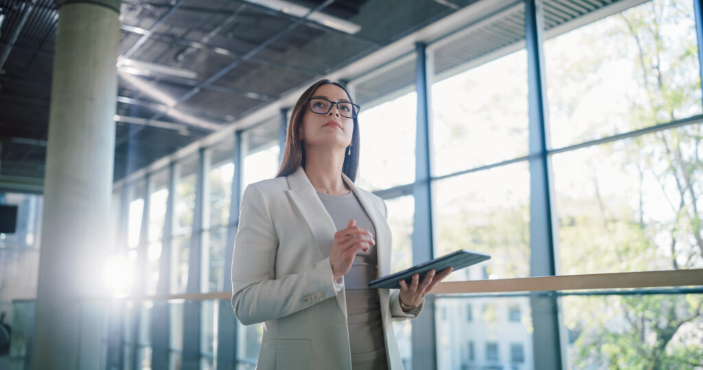 HR-Verantwortliche analysiert Entgeltdaten mit einem Tablet in einem modernen Büro