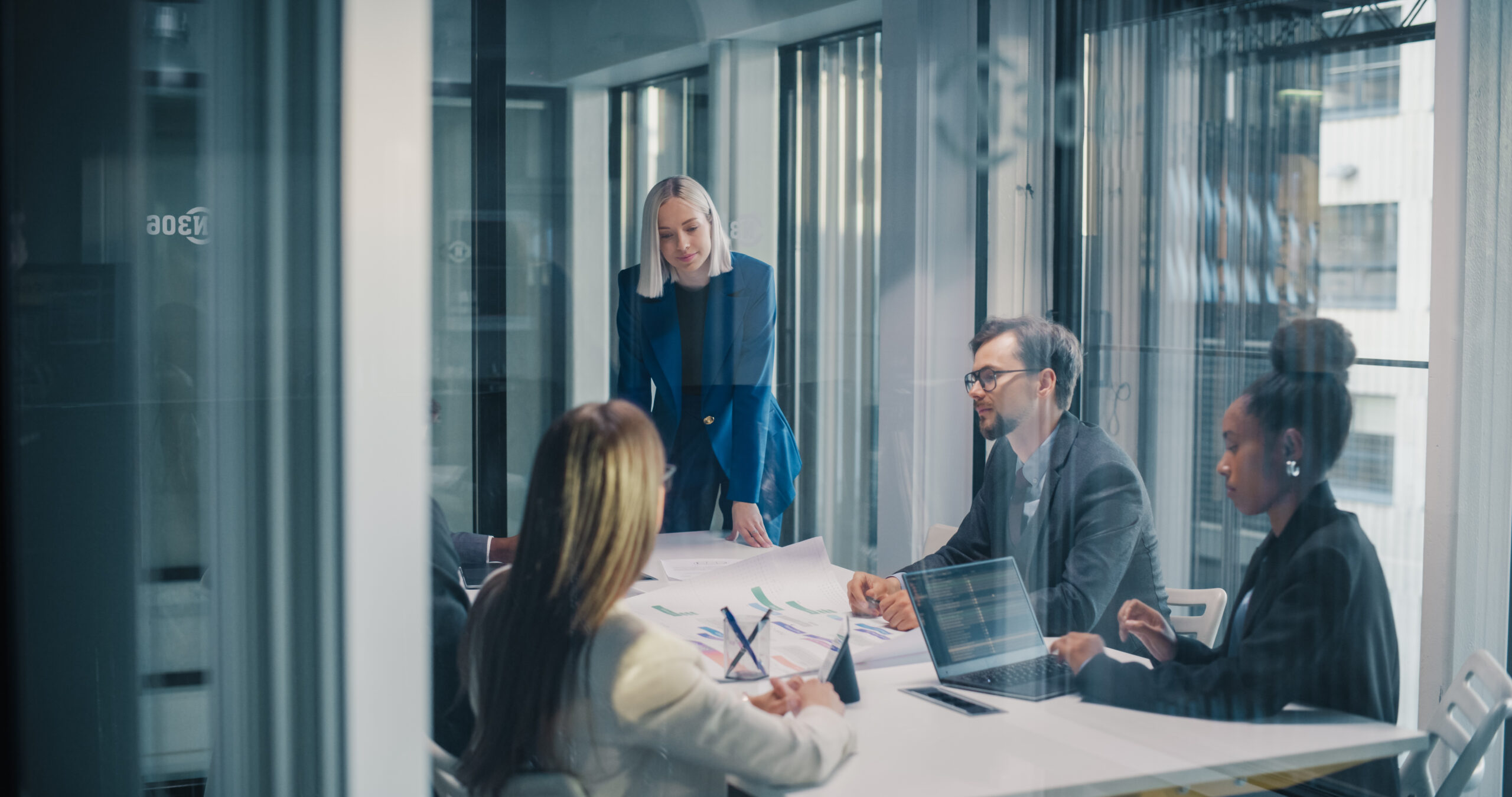 Führungsteam bespricht Berichte in einem modernen Büro