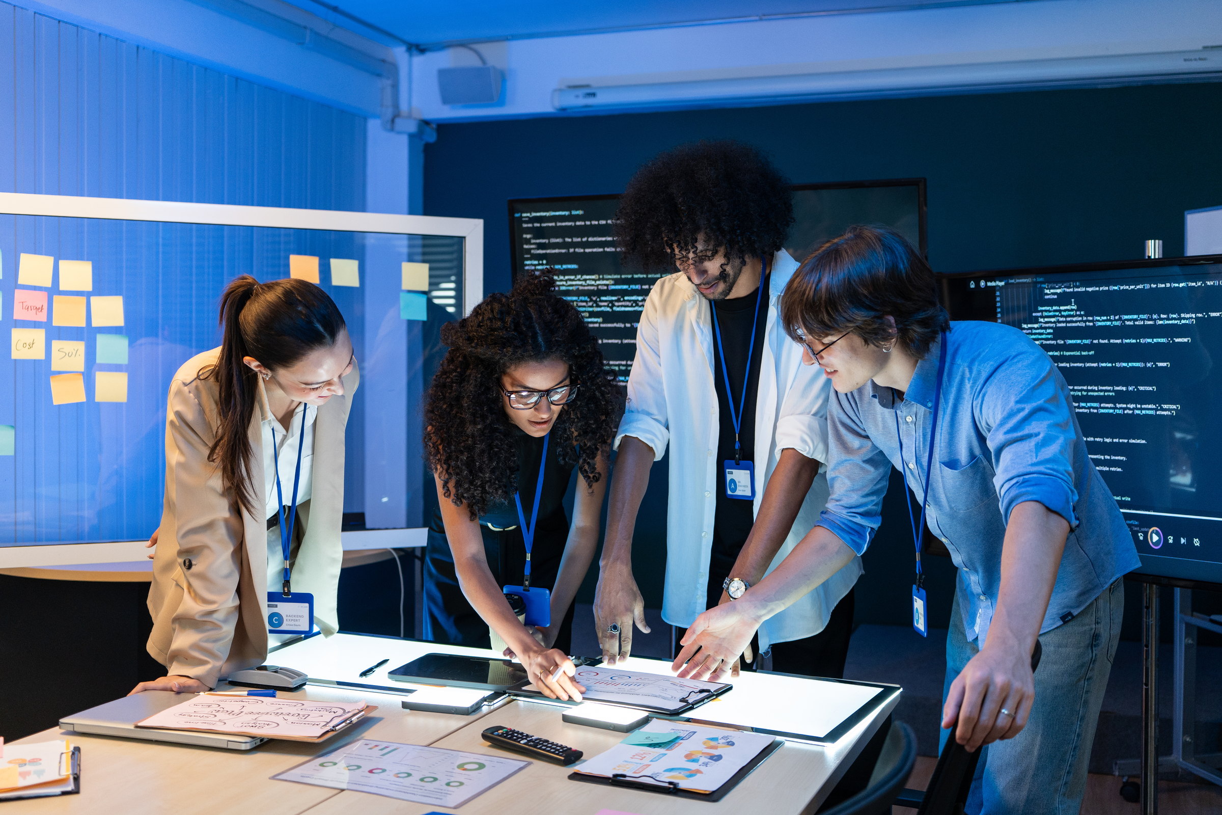 Projektteam bespricht Softwareentwicklung und digitale Systeme