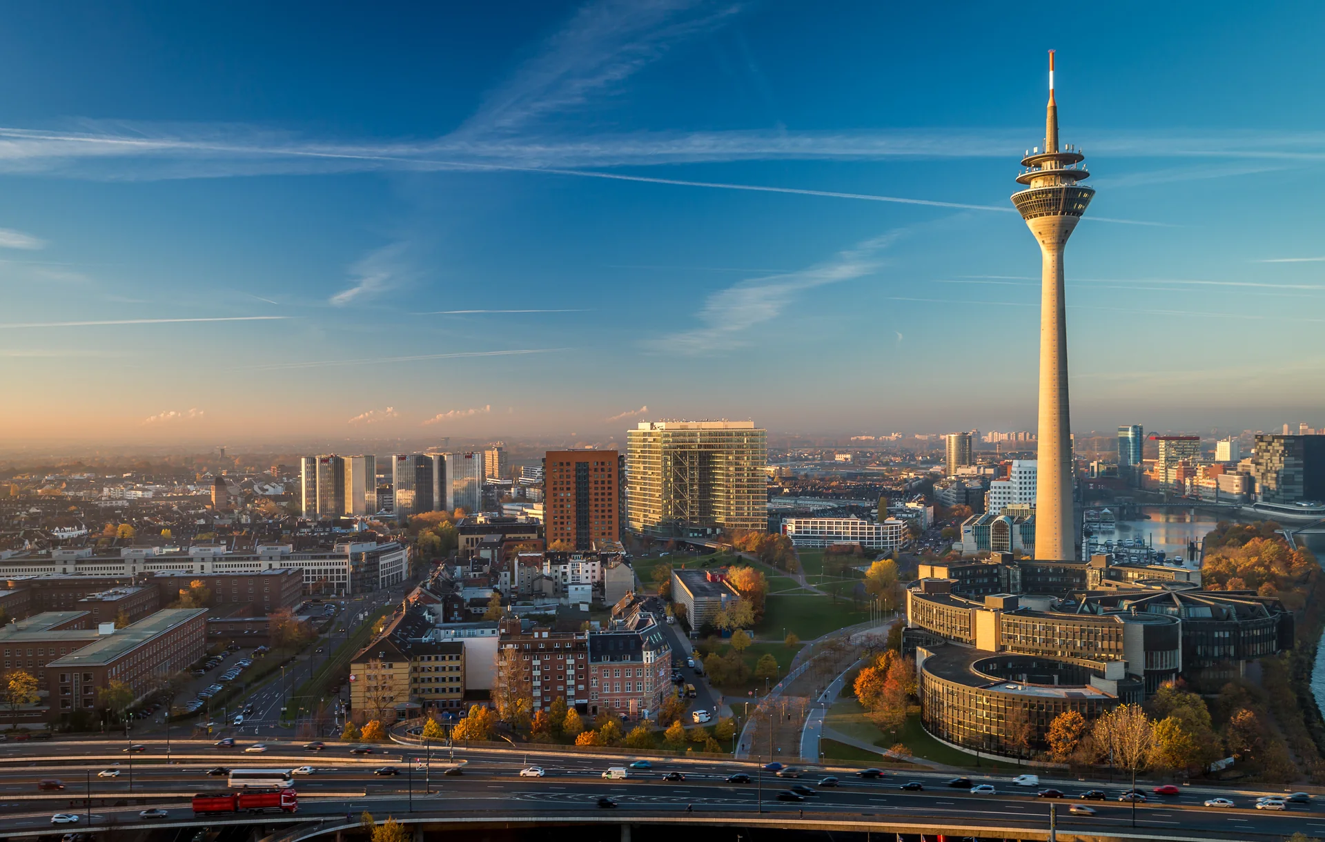 Rheinturm und Stadtpanorama von Düsseldorf – Anwalt für Kündigungsschutz in Düsseldorf