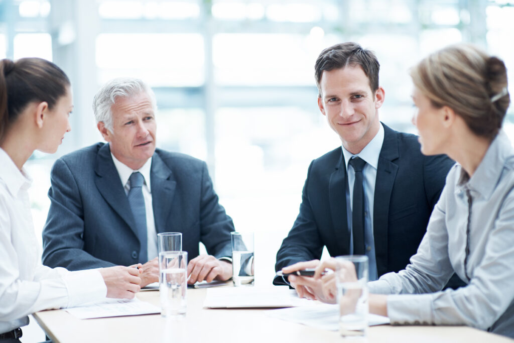 Compliance-Team bespricht Unterlagen einer internen Untersuchung