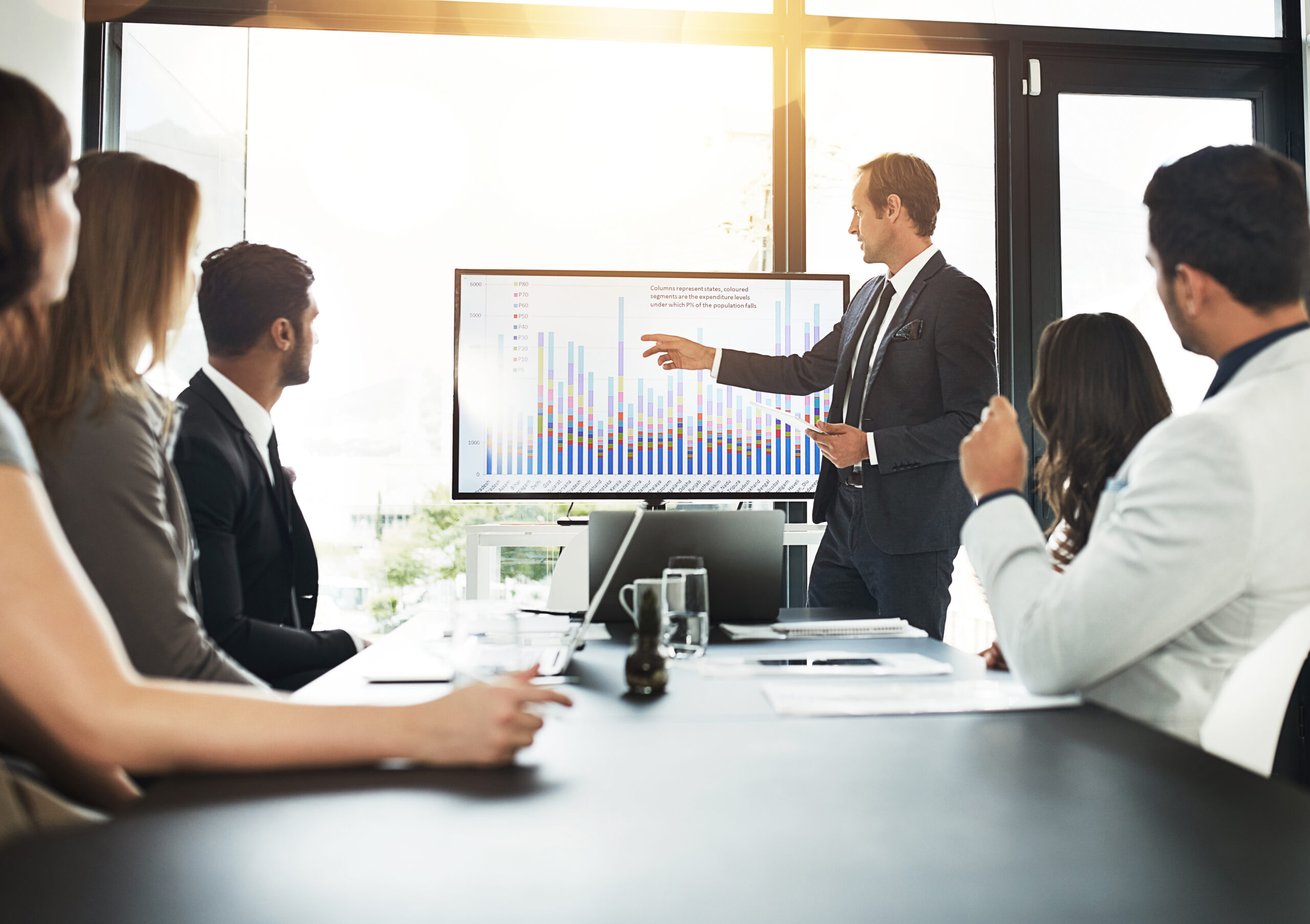 Führungskräfte und HR-Verantwortliche besprechen Personaldaten in einer Restrukturierung